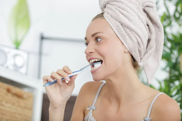 Porträtt Vacker Ung Kvinna Borsta Tänderna — Stockfoto