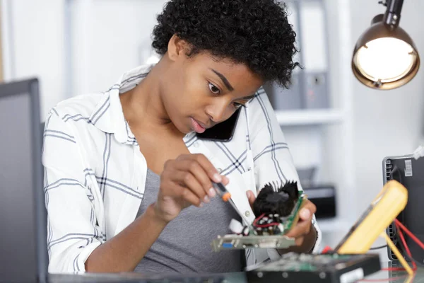 Donna Che Svolge Lavori Non Tradizionali — Foto Stock