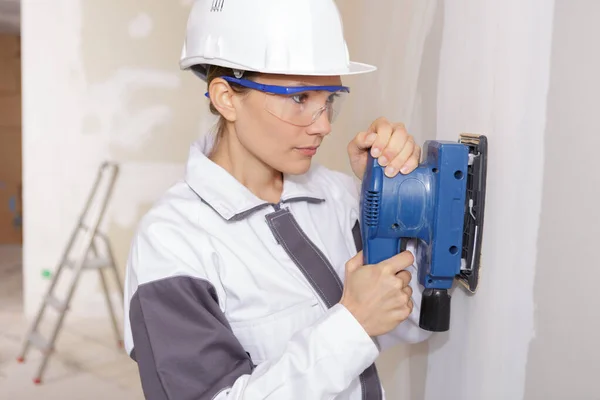 Portrait Une Femme Entrepreneur Utilisant Une Ponceuse Sur Mur Placoplâtre — Photo