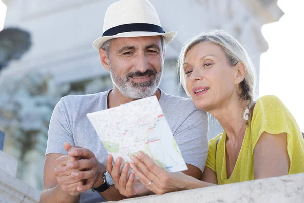 Pareja Turistas Usando Mapa — Foto de Stock