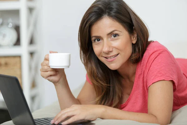 Vrouw Liggend Bed Drinken Van Koffie Met Behulp Van Notebook — Stockfoto