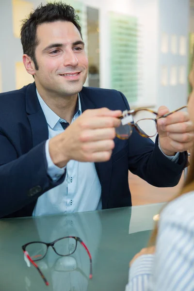 Opticien Geeft Bril Door Aan Klant — Stockfoto