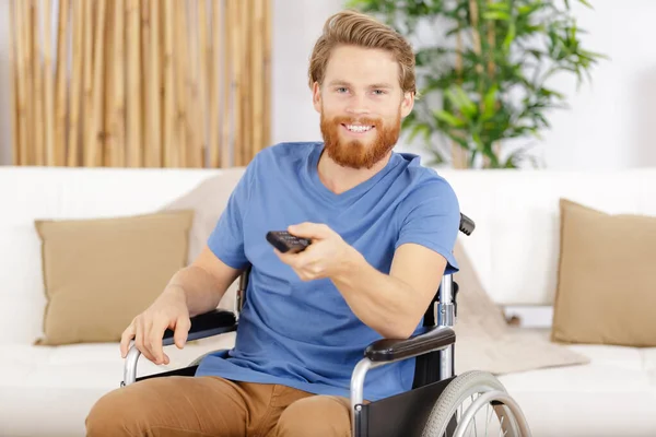 Uomo Disabile Guardando Durante Riabilitazione — Foto Stock