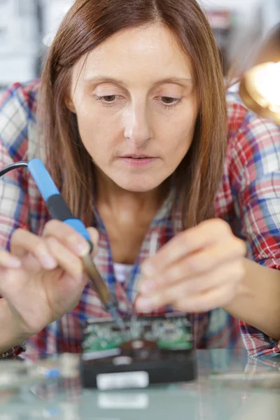 Vrouw Solderen Elementen Van Printplaat — Stockfoto