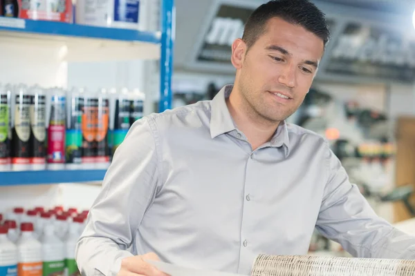 Man Het Schoonmaakgedeelte Van Werkplaats — Stockfoto