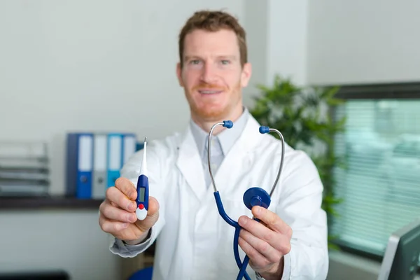 Arzt Hält Thermometer Und Stethoskop Die Höhe — Stockfoto
