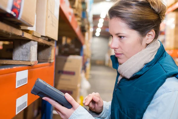 Operaia Magazzino Femminile Utilizzando Dispositivo Eseguire Scansione Del Codice Barre — Foto Stock