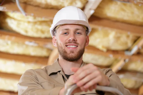 Man Byggmästare Ler Inomhus — Stockfoto