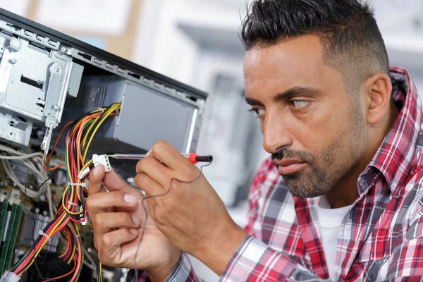 Een Technicus Die Een Computer Herstellen — Stockfoto
