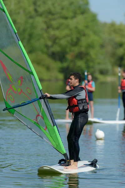 Άνθρωπος Windsurfing Στη Λίμνη Θαλάσσια Σπορ — Φωτογραφία Αρχείου