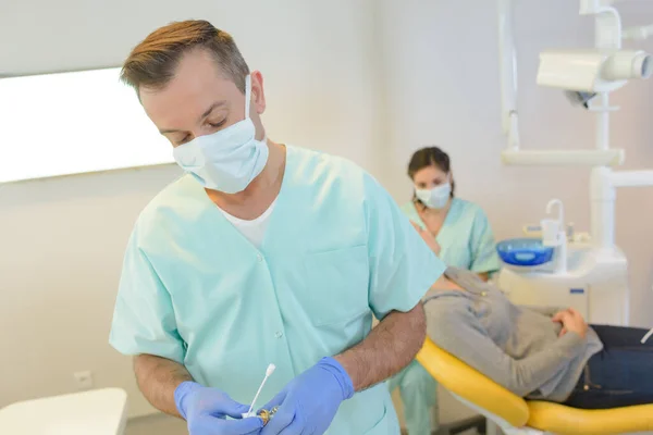 Dentista Che Prepara Trattare Paziente — Foto Stock