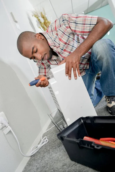 Homem Que Fixa Uma Unidade Condicionado — Fotografia de Stock