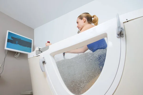 Frau Radelte Auf Aqua Bike Tank — Stockfoto