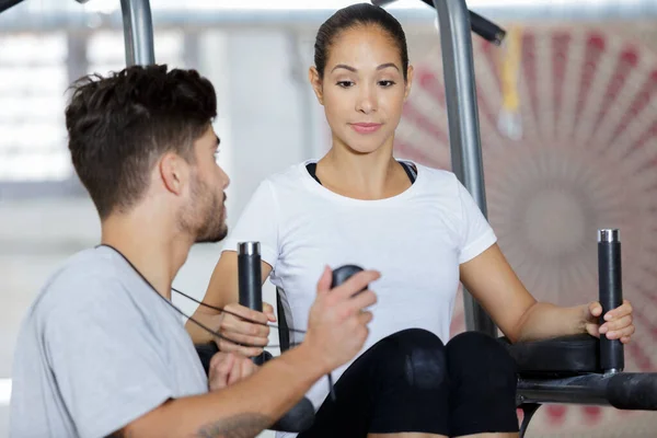 Spor Salonunda Bir Kadınla Çalışan Özel Antrenör — Stok fotoğraf