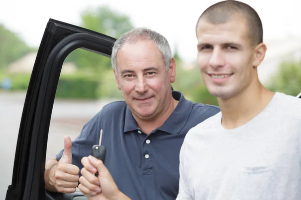 Two Men Standing Car — Stock Photo, Image