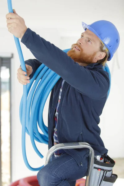 Elektriker Fixerar Ett Elektriskt Korrugerat Rör — Stockfoto