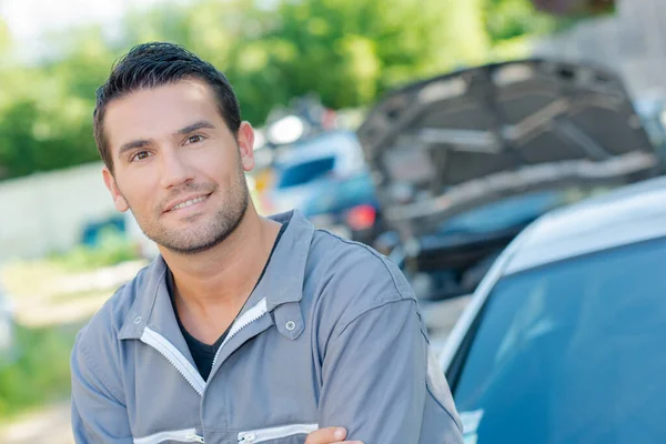 Mechanisch Dragen Van Overalls Stond Bij Een Auto — Stockfoto