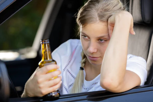 Przygnębiona Kobieta Prowadząca Pod Wpływem Alkoholu — Zdjęcie stockowe