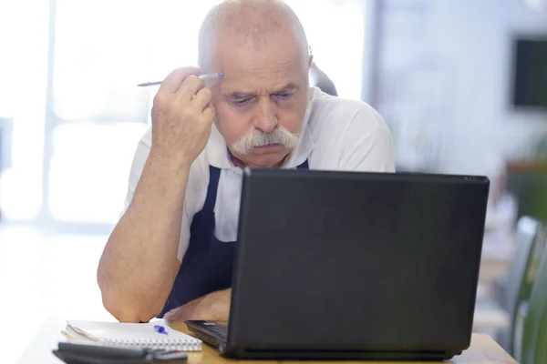 Senior Man Sighing Uses Laptop — Stock Photo, Image