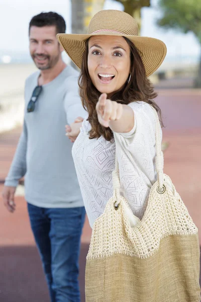 Casal Animado Apontando Para Algo Livre — Fotografia de Stock