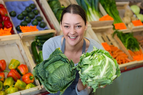 Felice Donna Giardiniere Con Cavolo — Foto Stock