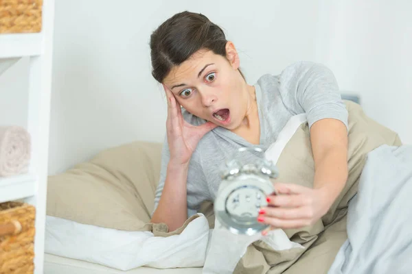 Kadın Yatakta Şok Olmuş Bir Ifadeyle Çalar Saate Bakıyor — Stok fotoğraf