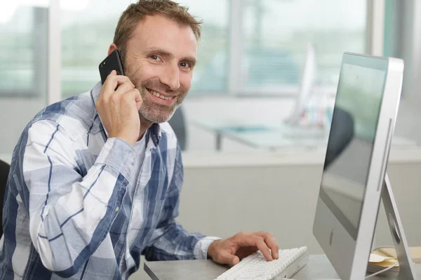 Trabajador Feliz Hablando Por Teléfono —  Fotos de Stock