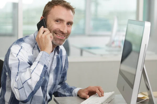 Felice Lavoratore Parlando Telefono — Foto Stock