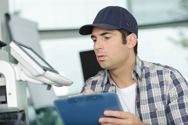 Mann Techniker Reparatur Eines Druckers Arbeitsplatz Bei Der Arbeit — Stockfoto