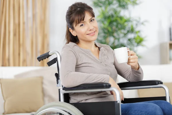 Mujer Silla Ruedas Está Bebiendo Café —  Fotos de Stock