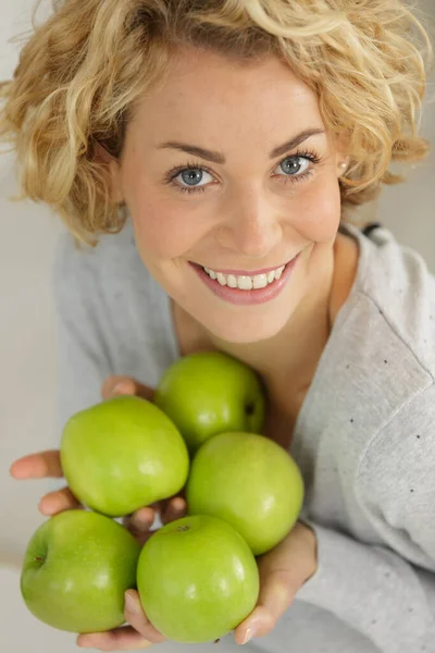 Mujer Sosteniendo Cinco Manzanas — Foto de Stock