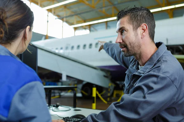 Erkek Kadın Mühendisler Teknisyenler Uçak Tamir Ediyorlar — Stok fotoğraf