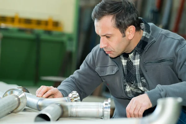 Hombre Trabajando Una Fábrica Moderna — Foto de Stock