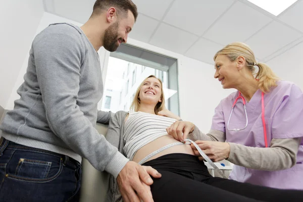 Schwangere Mit Ehemann Und Arzt — Stockfoto