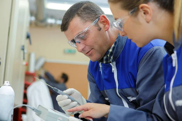 Mann Und Frau Uniform Arbeiten Mit Technischen Objekten — Stockfoto