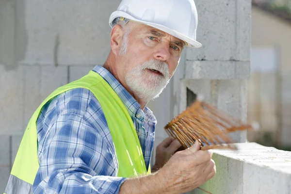 Construtor Masculino Sênior Verificando Qualidade Trabalho Feito — Fotografia de Stock