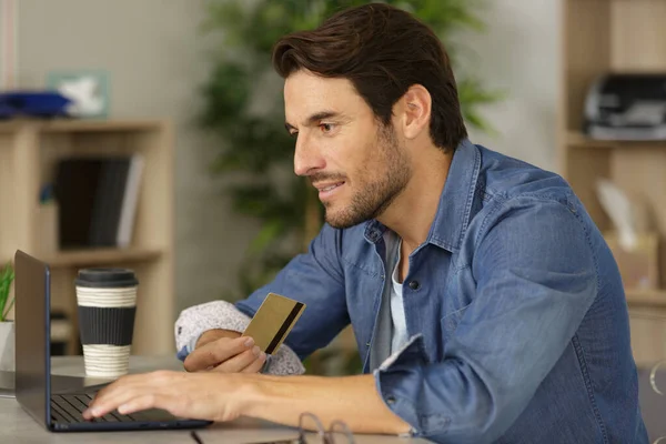 Joven Comprando Línea Con Una Tarjeta Crédito — Foto de Stock