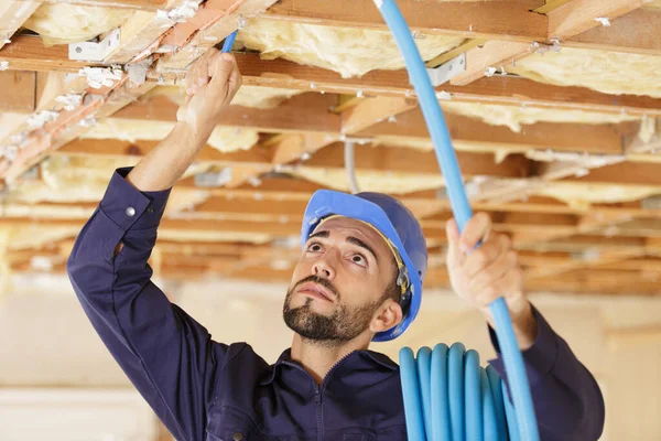 Homme Travaillant Sur Système Ventilation — Photo