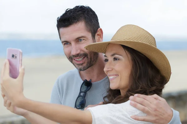 Retrato Casal Meia Idade Tomando Selfie Com Smartphone — Fotografia de Stock