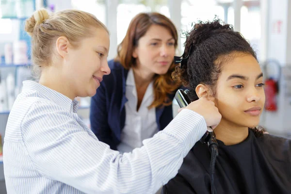 Mujeres Peluqueros Pie Pelo Salón Belleza —  Fotos de Stock