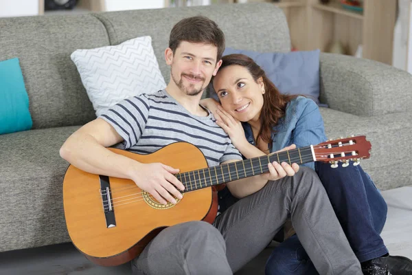 Casal Com Guitarra Casa — Fotografia de Stock