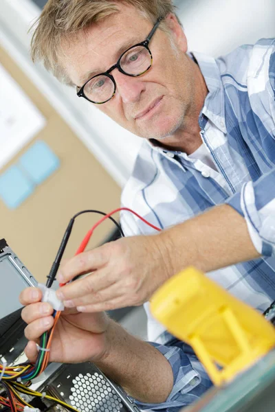 Nahaufnahme Eines Menschen Der Spannung Mit Digitalem Multimeter Misst — Stockfoto