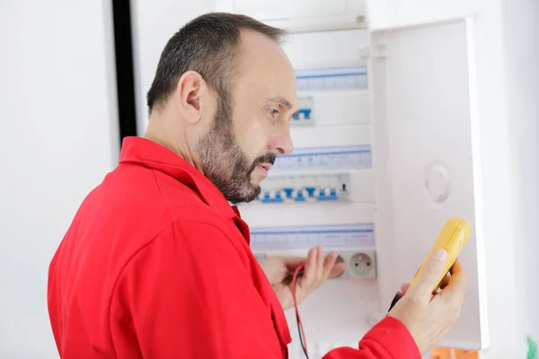 Elektriker Misst Spannung Verteilerkasten — Stockfoto