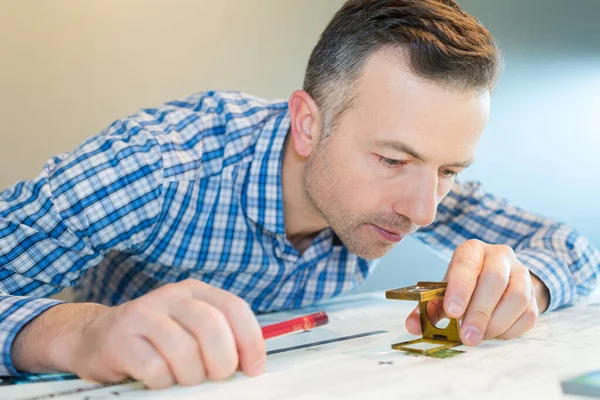 Ritratto Del Lavoratore Che Ispeziona Correttamente Colore — Foto Stock