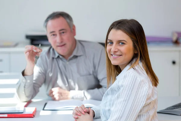 Jonge Dame Ontmoeting Met Agent Met Sleutels — Stockfoto