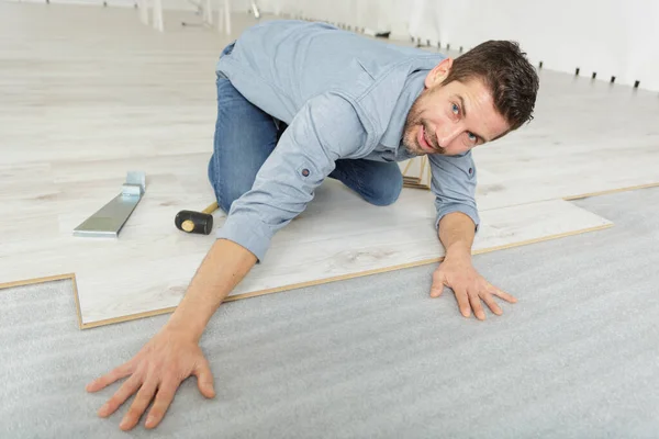 Klusjesman Vaststelling Van Laminaat Planken Vloeren Terwijl Het Renoveren Van — Stockfoto