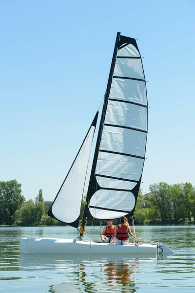 Ein Paar Auf Einem Segelschiff — Stockfoto