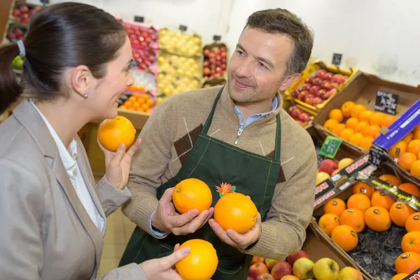 Mulher Sorridente Escolhendo Frutas Diferentes Exibição Loja Alimentos Fazenda — Fotografia de Stock