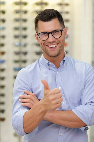 Muž Vybírá Brýle Obchodě Optikou — Stock fotografie