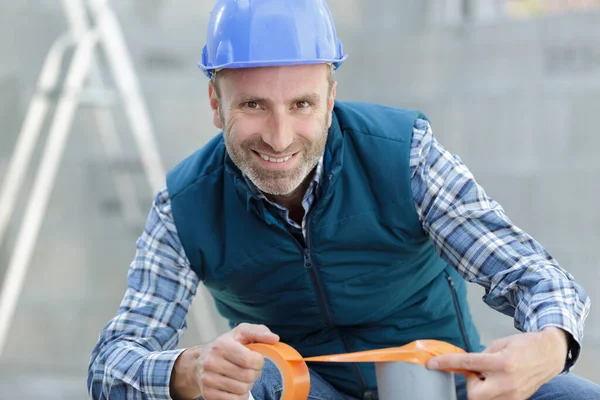 Arbeiter Arbeitet Mit Stahlrohren — Stockfoto